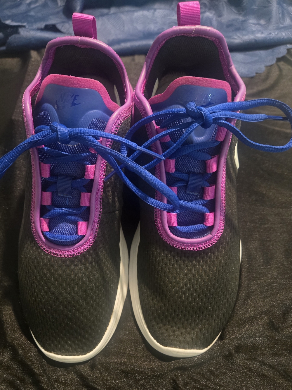 Nike Women's Air Max Motion 2